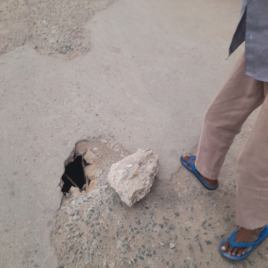 சிறு பாலத்தில் உடைப்பு சிறு பாலத்தில் உடைப்பு