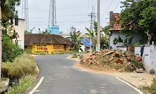 சாலையோரம் குவிந்து கிடக்கும் மண் சாலையோரம் குவிந்து கிடக்கும் மண்