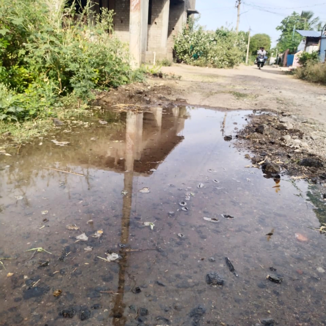 அடிப்படை வசதிகள் இன்றி தவிக்கும் மக்கள் அடிப்படை வசதிகள் இன்றி தவிக்கும் மக்கள்