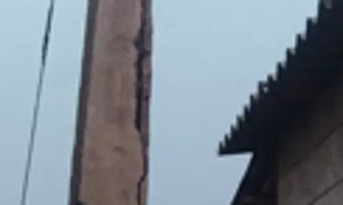 ஆபத்தான மின்கம்பம்