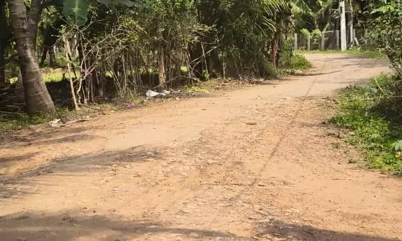 குண்டும்,குழியுமான சாலை குண்டும்,குழியுமான சாலை