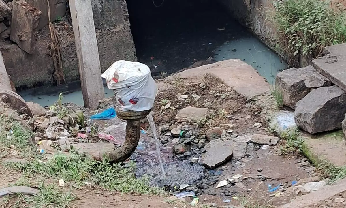 வீணாகும் குடிநீர் வீணாகும் குடிநீர்