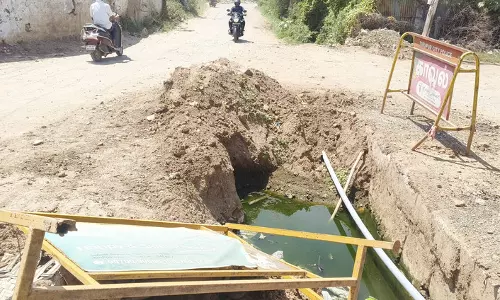 சாலையோரம் பள்ளத்தால் விபத்து அபாயம் சாலையோரம் பள்ளத்தால் விபத்து அபாயம்