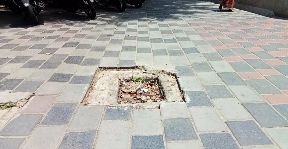 சேதமடைந்த கழிவு நீர் கால்வாய் சேதமடைந்த கழிவு நீர் கால்வாய்