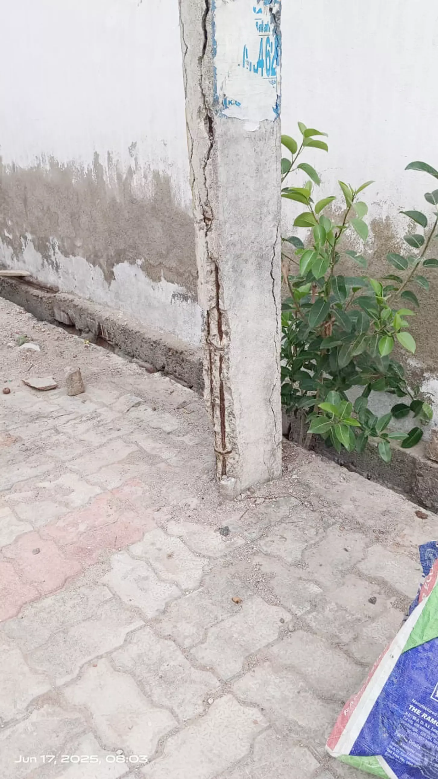 ஆபத்தான மின்கம்பம் ஆபத்தான மின்கம்பம்