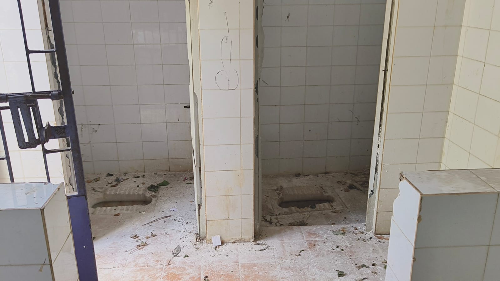 சுகாதாரம் இல்லாத கழிப்பறை