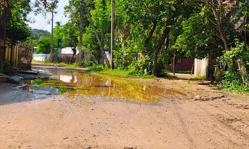 குண்டும்,குழியுமாக சாலை குண்டும்,குழியுமாக சாலை