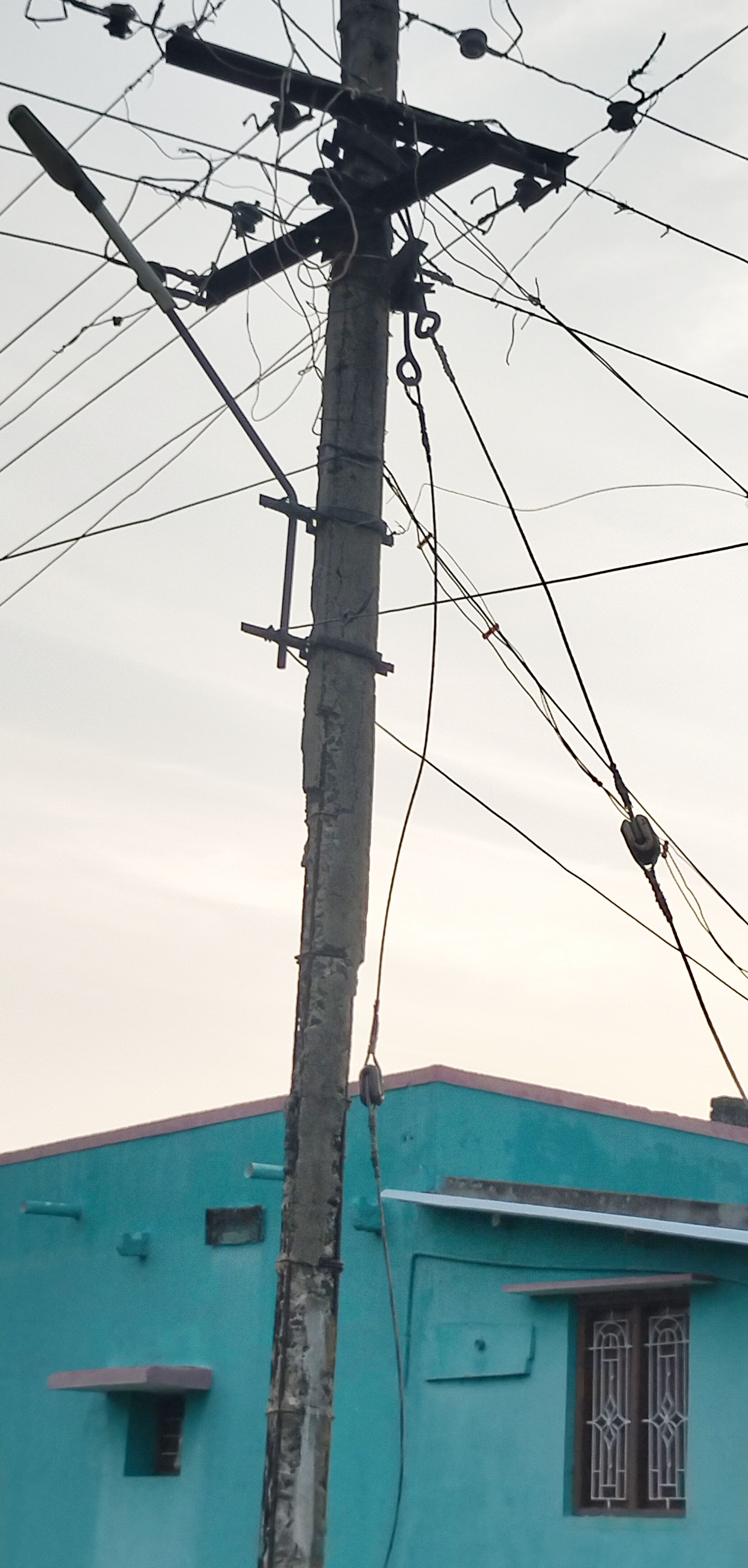 ஆபத்தான மின்கம்பம் ஆபத்தான மின்கம்பம்