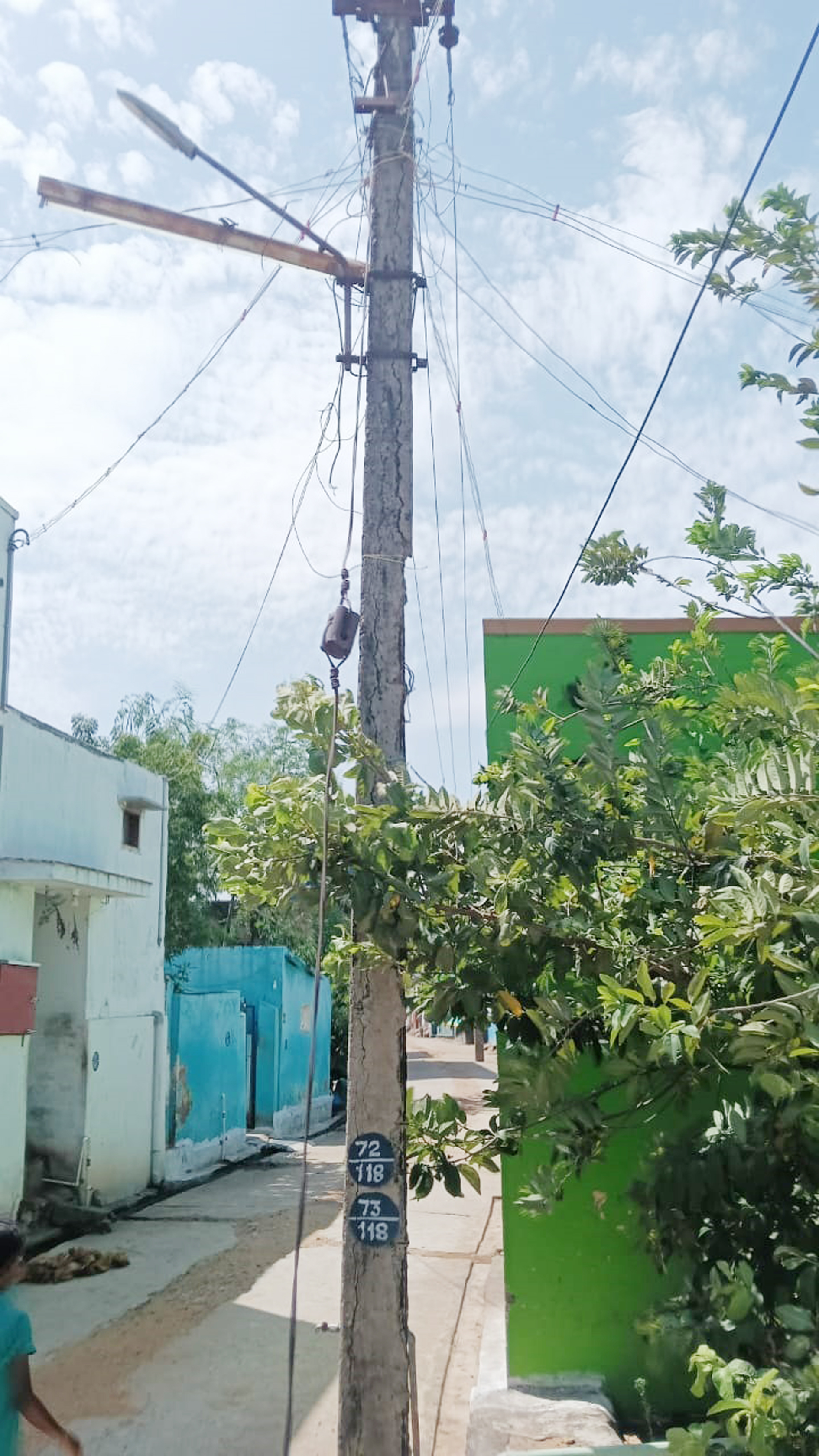 ஆபத்தான மின்கம்பம்