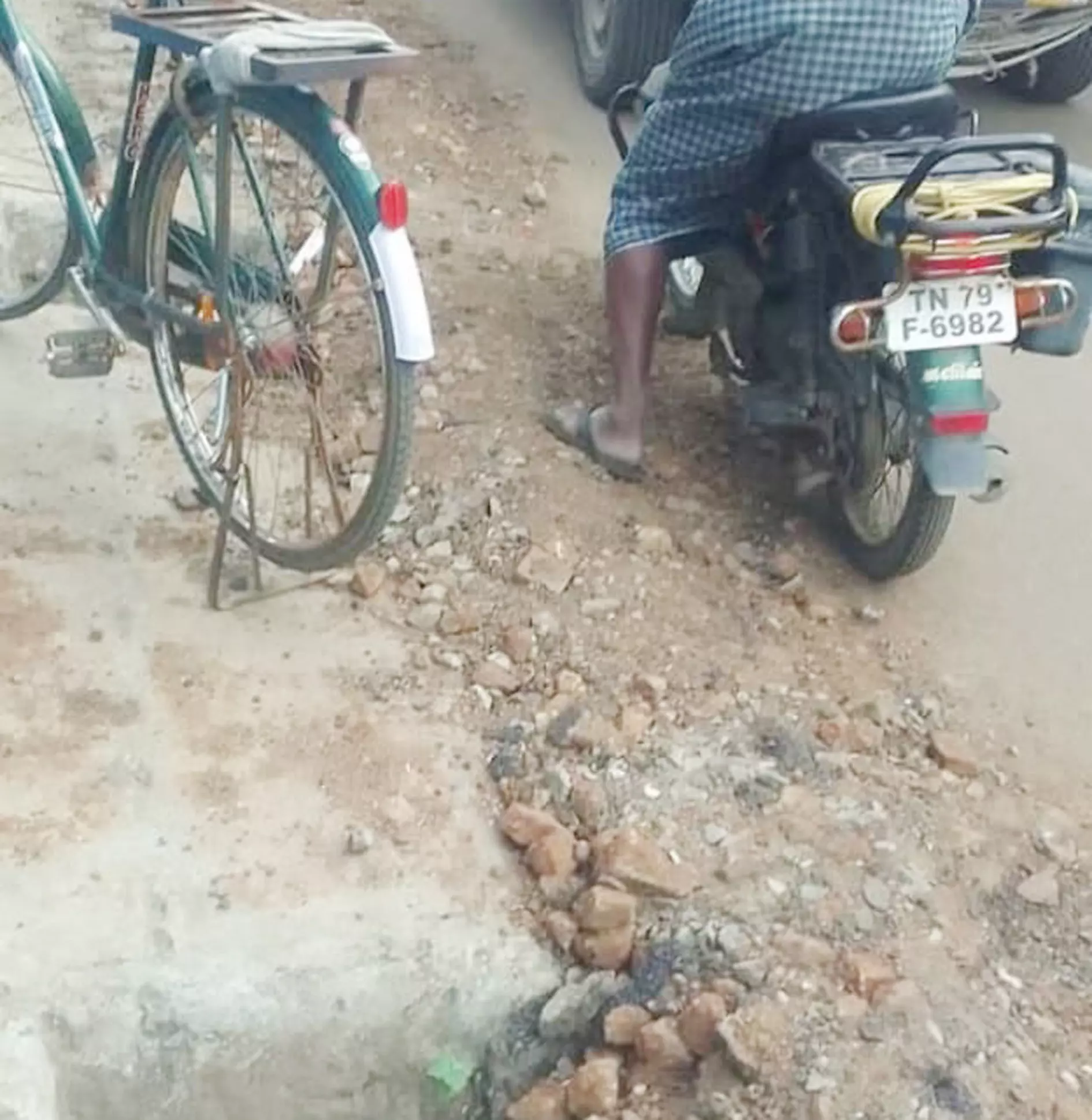 குண்டும் குழியுமான சாலை