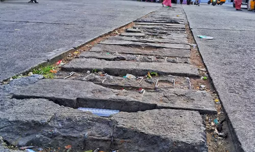 சேதமான சிமெண்டு சிலாப் சேதமான சிமெண்டு சிலாப்