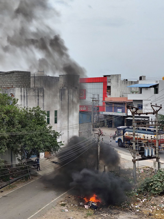 குப்பைகளை எரிக்கும் அவலம்