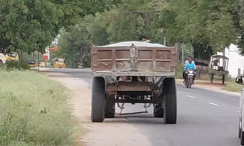 திறந்த நிலையில் மணல் ஏற்றிச்செல்லும் வாகனங்கள் திறந்த நிலையில் மணல் ஏற்றிச்செல்லும் வாகனங்கள்