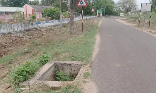 திறந்து கிடக்கும் காவிரி கூட்டுக்குடிநீர் தொட்டி