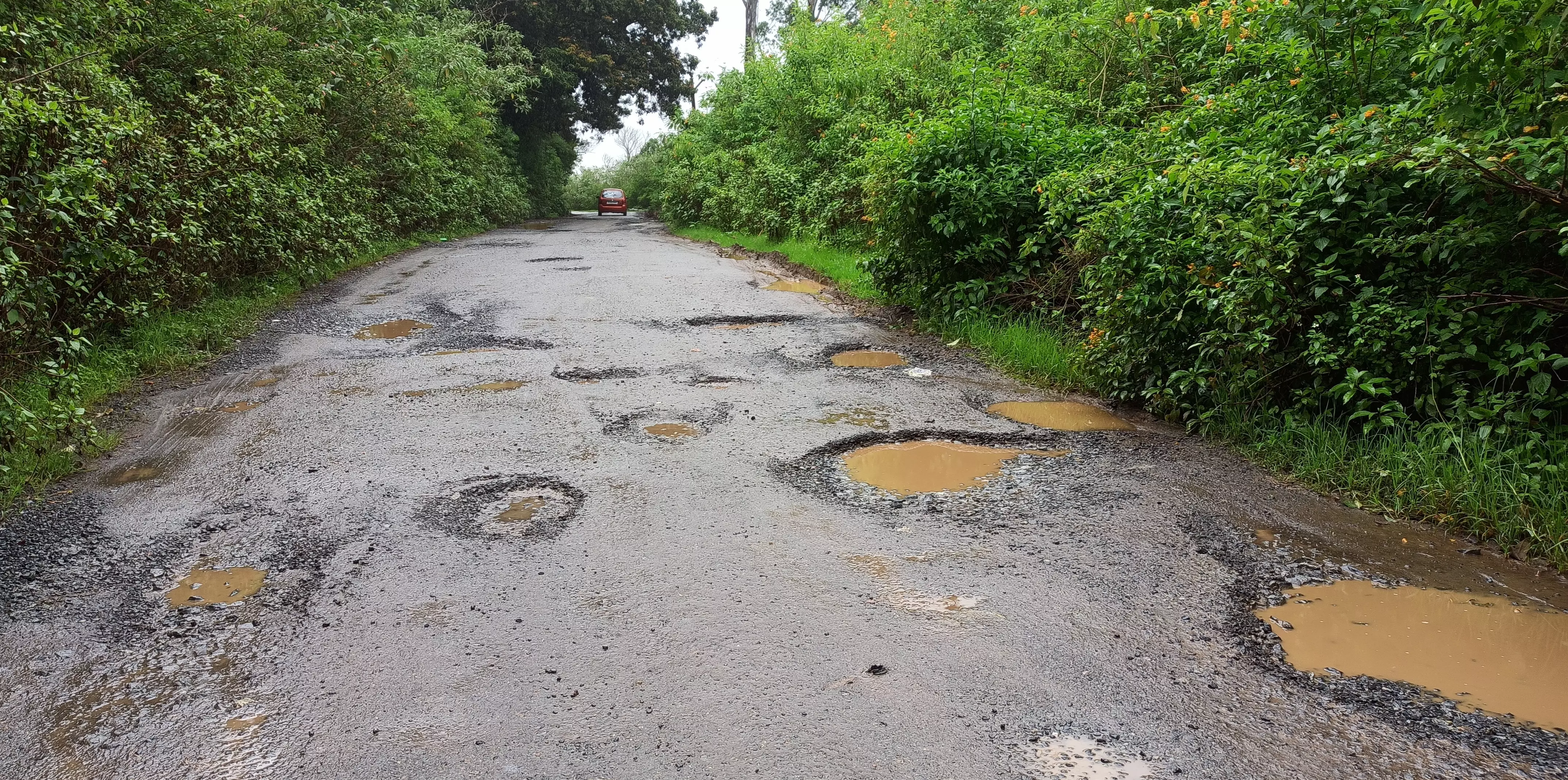 குண்டும், குழியுமான சாலை குண்டும், குழியுமான சாலை