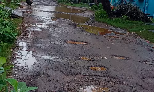 குண்டும் குழியுமான சாலை