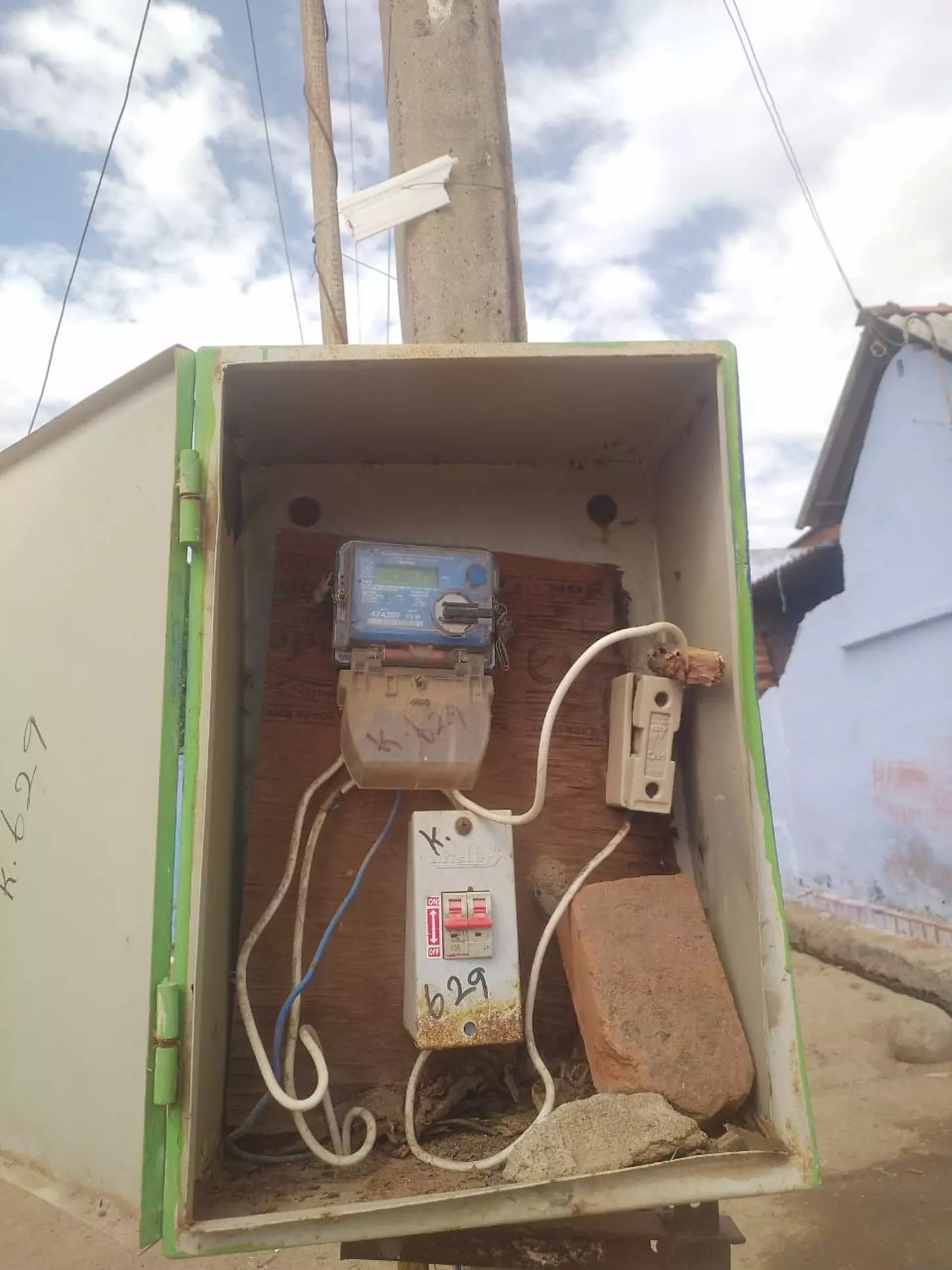 ஆபத்தான மின்இணைப்பு ெபட்டி ஆபத்தான மின்இணைப்பு ெபட்டி