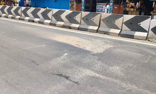 குண்டும், குழியுமான சாலை