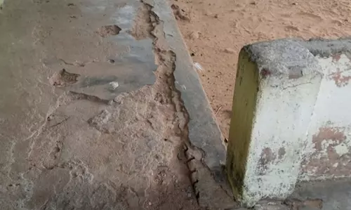பள்ளி தரை தளம் சேதம்