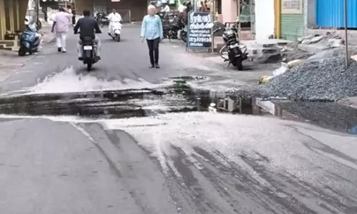 சாலையில் ஓடும் கழிவுநீர்