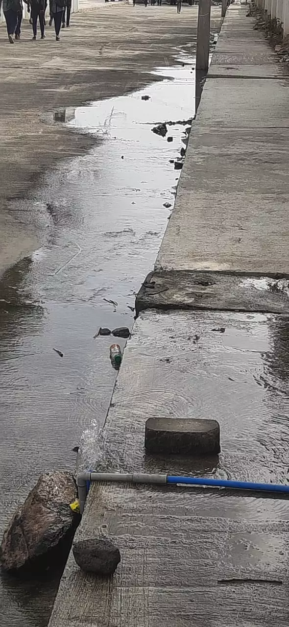 குடிநீர் குழாய் உடைப்பு குடிநீர் குழாய் உடைப்பு