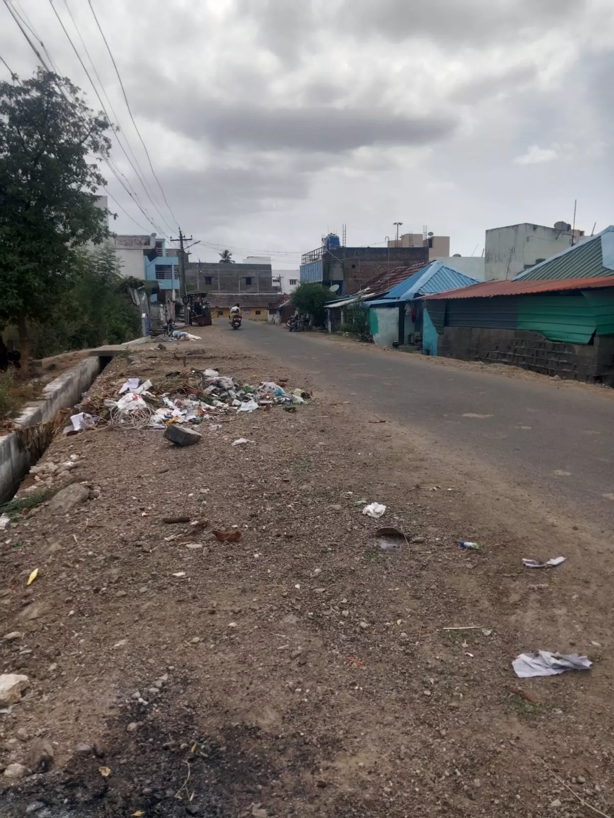 சாலையோரம் கொட்டப்படும் குப்பைகள் சாலையோரம் கொட்டப்படும் குப்பைகள்