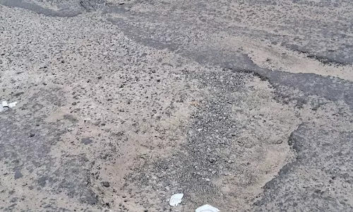 குண்டும்,குழியுமான சாலை