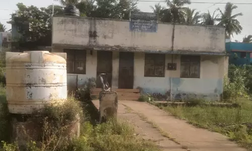 புதர்மண்டி கிடக்கும் அங்கன்வாடிமையம்