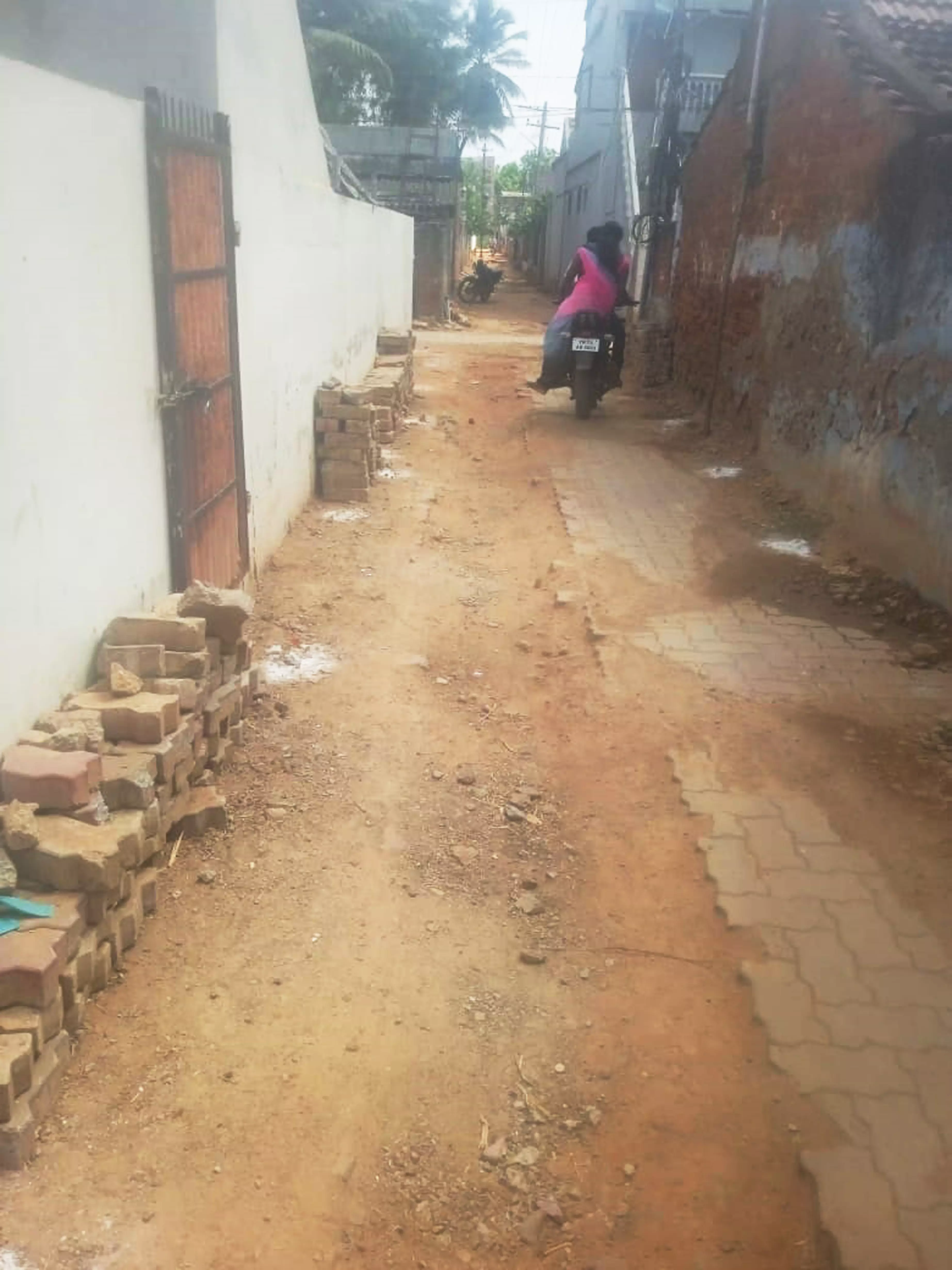 குண்டும் குழியுமான சாலை சீரமைக்கப்படுமா?