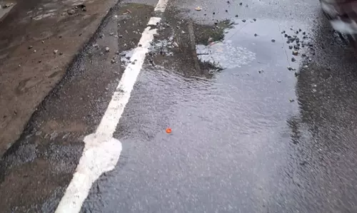 வீணாக வெளியேறும் குடிநீர்