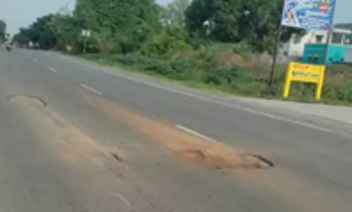 சாலையின் நடுவே பள்ளங்கள் சாலையின் நடுவே பள்ளங்கள்