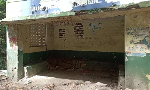 சேதம் அடைந்த பயணிகள் நிழற்குடை