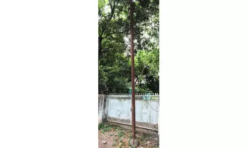 காட்சி பொருளான மின்கம்பம்