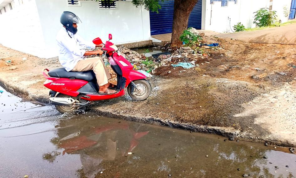 சாலையில் வழிந்தோடும் கழிவு நீர் சாலையில் வழிந்தோடும் கழிவு நீர்