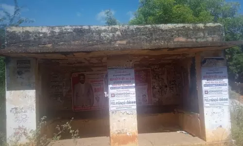 பயணிகள் நிழற்கூடம் சேதம்