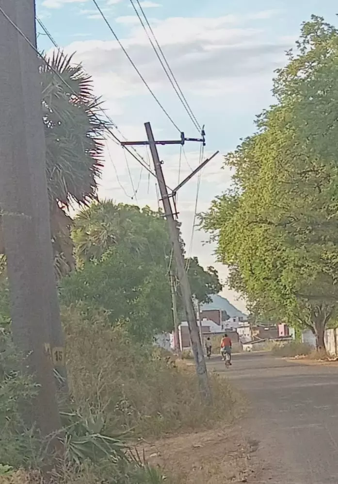 சாய்ந்த நிலையில் மின்கம்பம் சாய்ந்த நிலையில் மின்கம்பம்