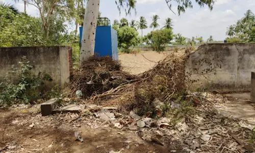 சுற்றுச்சுவர் இடிந்த மாணவர் விடுதி சுற்றுச்சுவர் இடிந்த மாணவர் விடுதி