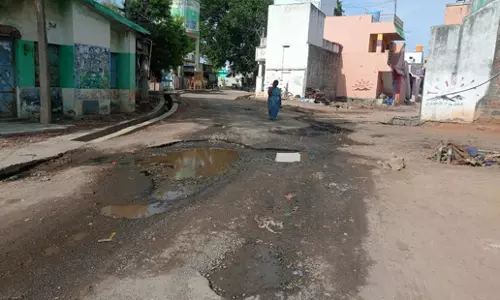 சாலையில் பள்ளம்