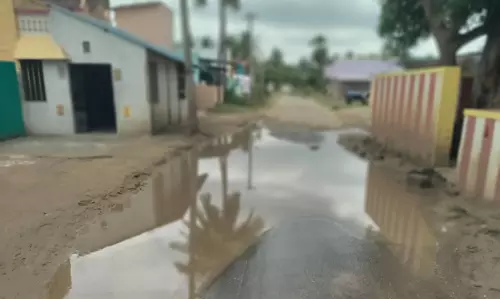 சாலையில் குளம்போல் தேங்கிய மழைநீர்