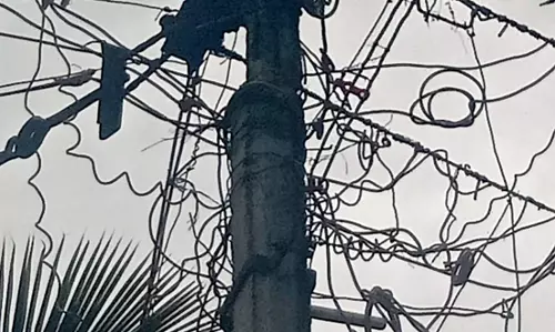 மின்கம்பம் சேதம்