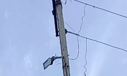 மேல்நோக்கி இருக்கும் மின் விளக்கு