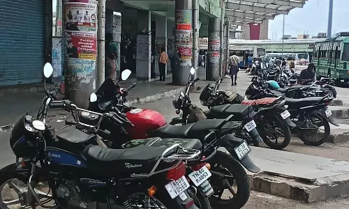 வாகன நிறுத்தமாக மாறிய பஸ் நிலையம்