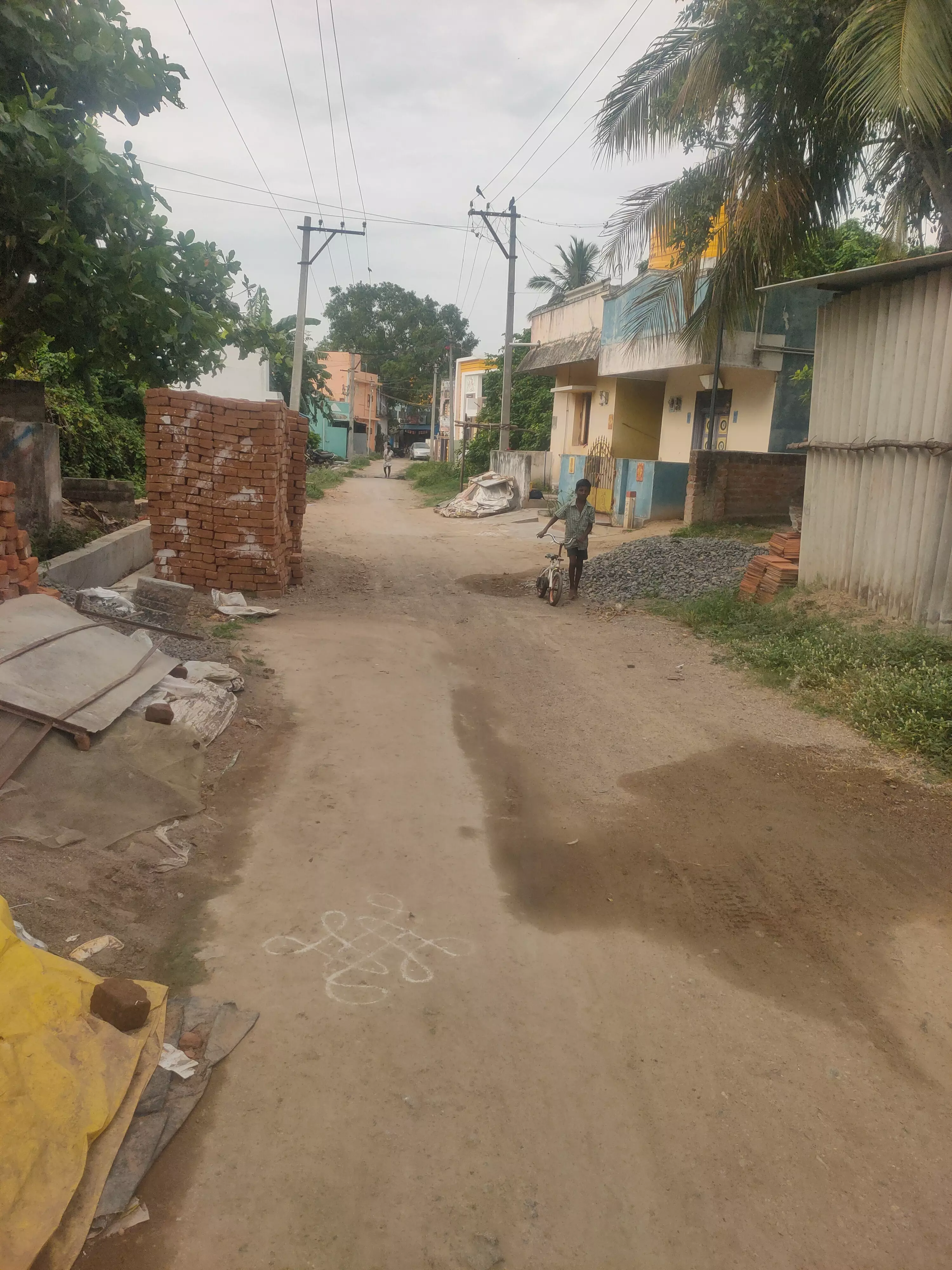 பள்ளி சாலையை சீரமைக்க வேண்டும் பள்ளி சாலையை சீரமைக்க வேண்டும்