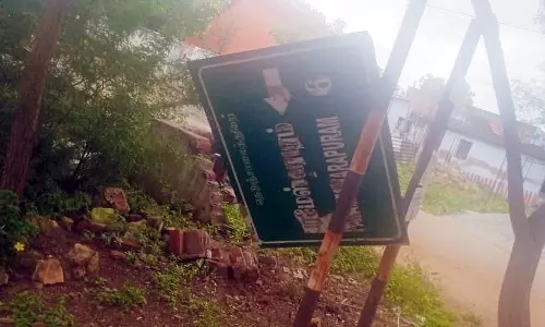 வழிகாட்டி பெயர்பலகை சேதம்