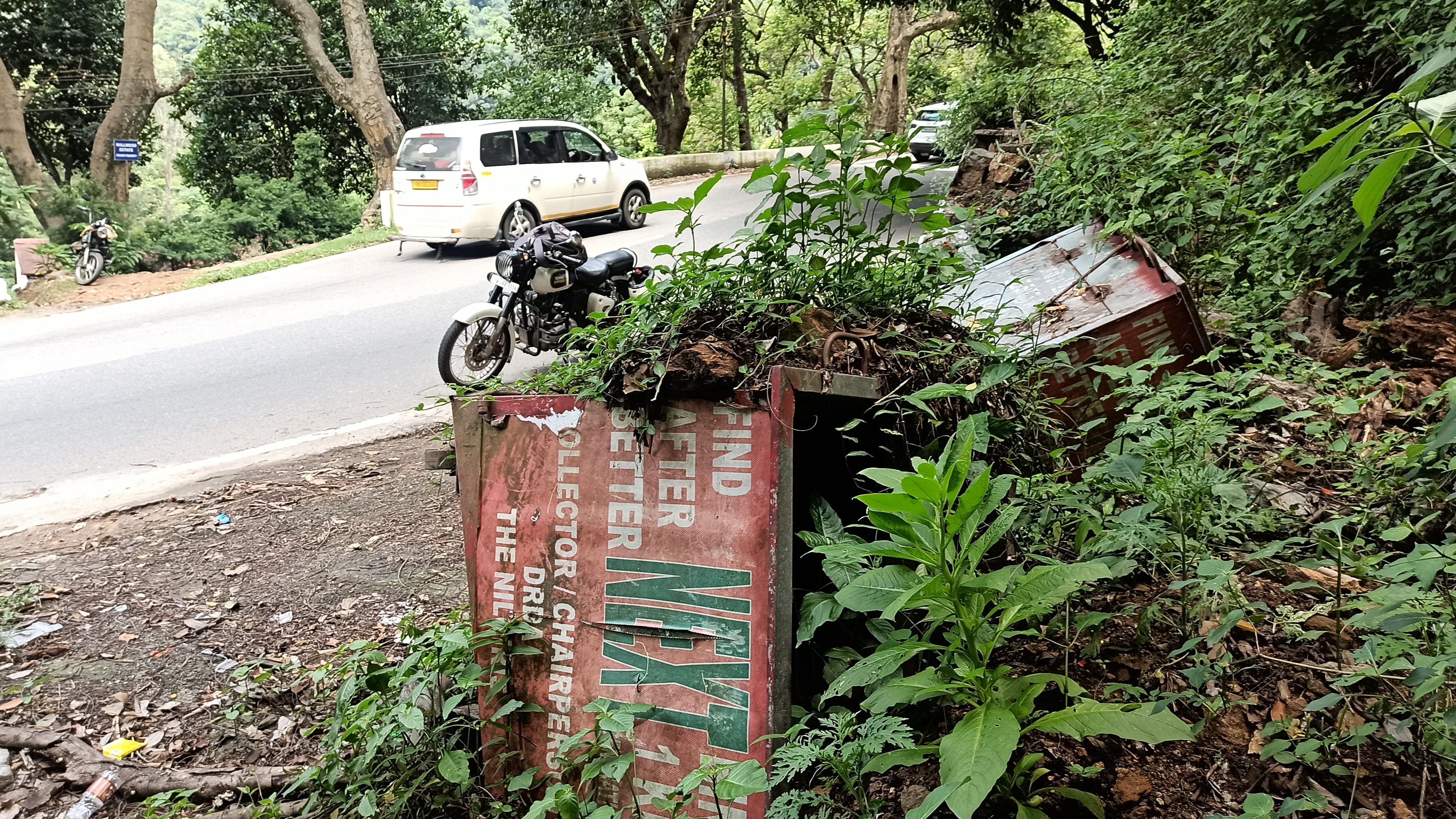 பயன்படாத குப்பை தொட்டிகள் பயன்படாத குப்பை தொட்டிகள்