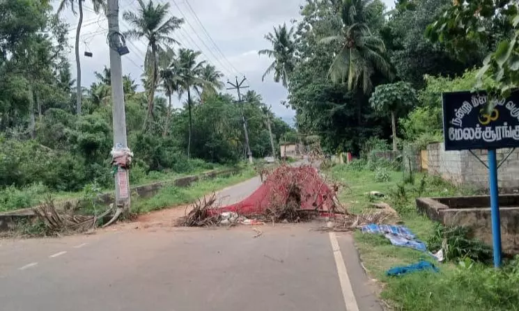 சேதமடைந்த சாலை