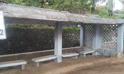 இடித்து அகற்ற வேண்டும்