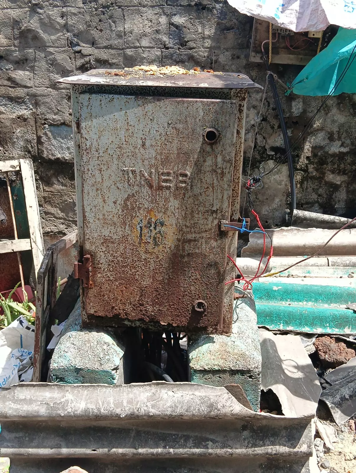 ஆபத்தான மின்பெட்டி... ஆபத்தான மின்பெட்டி...