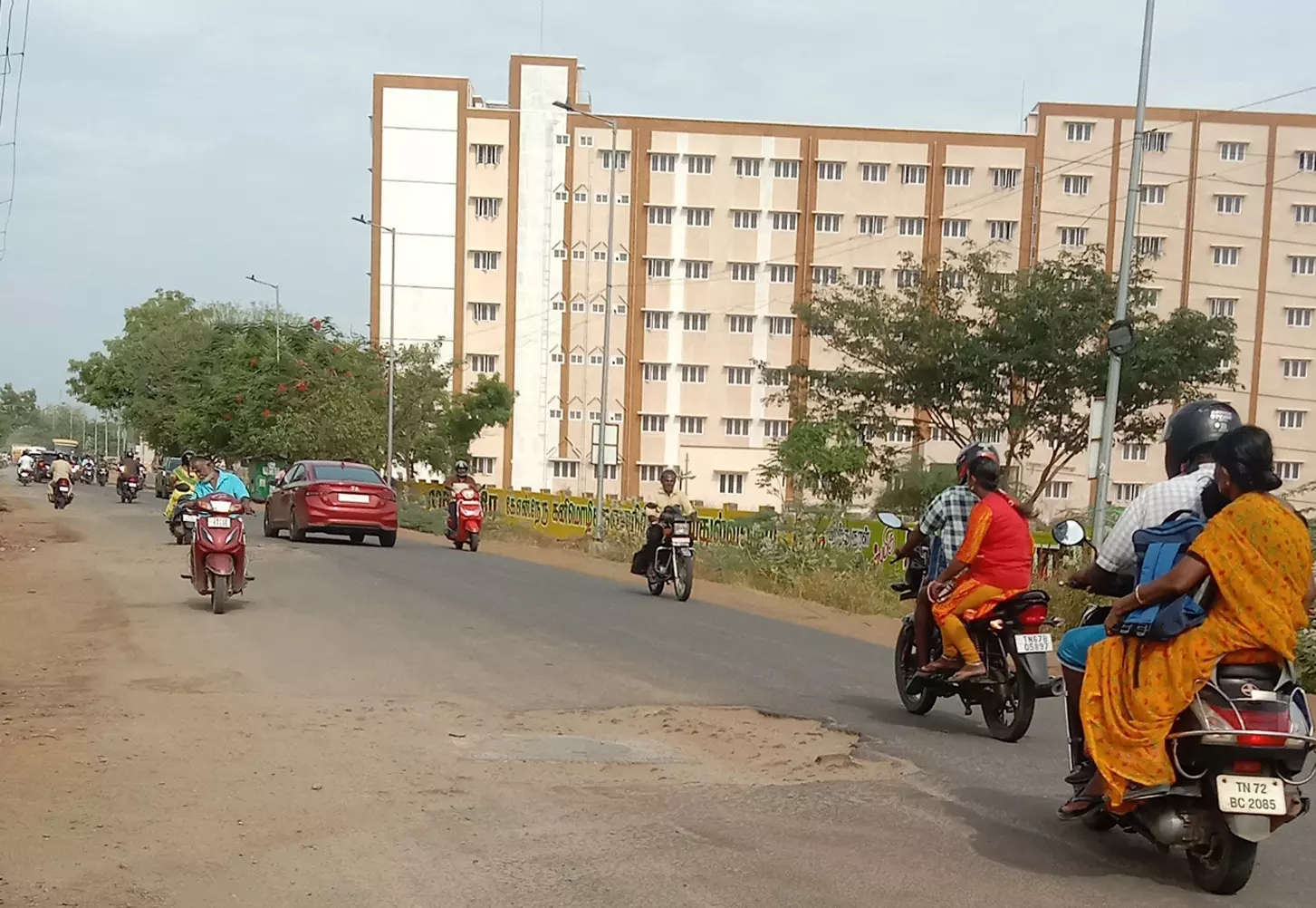 புழுதி பறக்கும் சாலை புழுதி பறக்கும் சாலை