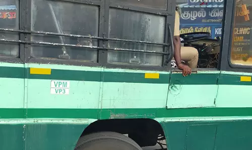 சிறுபாலம் சேதமாகி பள்ளம்